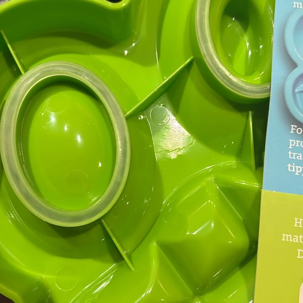Paw shaped slow feeder